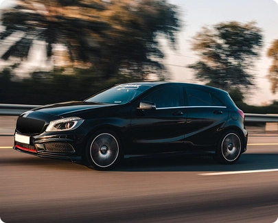 Auto flotando sobre línea amarilla — compra y venta de autos en Clasco